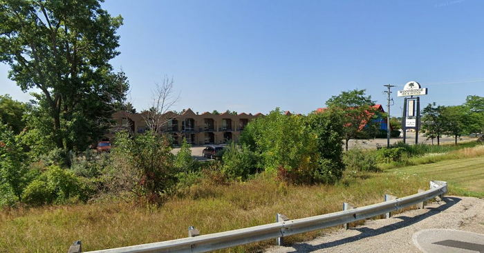 Woodbridge Inn & Suites (TraveLodge) - From Web Listing (newer photo)